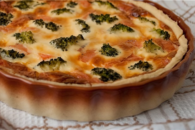 Пирог с лососем и брокколи