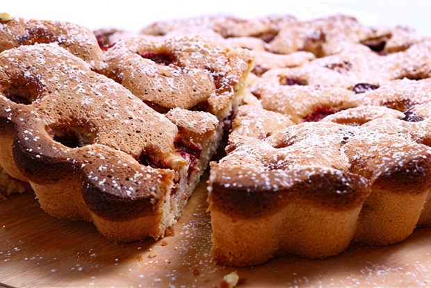 Пирог с малиной и фисташками