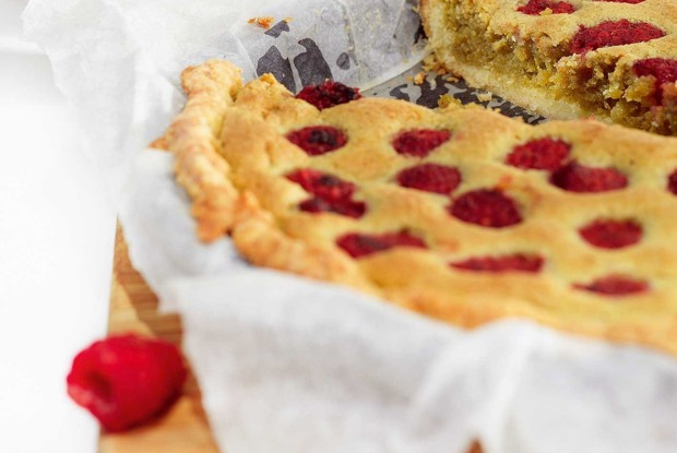Пирог с малиной и фисташковым франжипаном