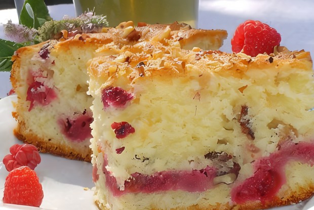 Пирог с малиной и орехами