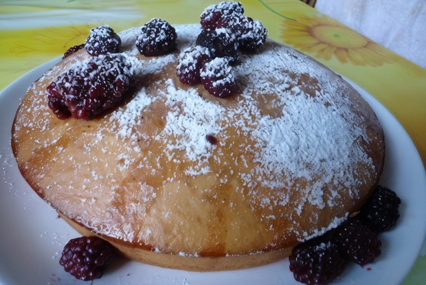 Пирог с орехами и ежевикой