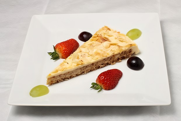 Пирог с орехами и виноградом