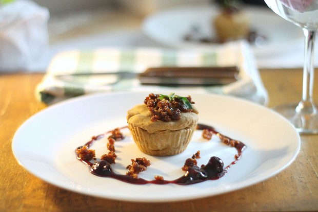 Пирог с печенью, карамелизированным луком и клюквенно-мятным соусом