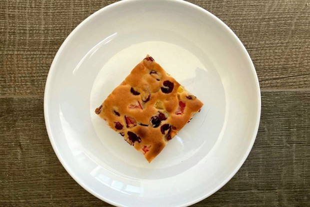 Пирог с персиками и вяленой клюквой