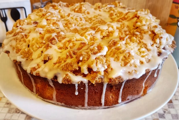 Пирог с персиками, штрейзелем и сахарной глазурью