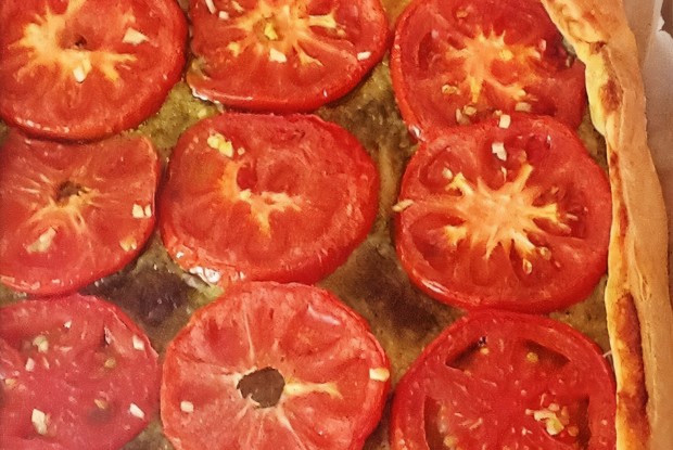Пирог с помидорами и песто