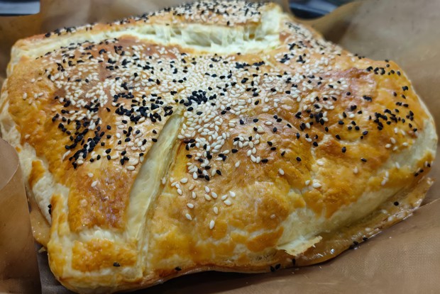 Пирог с пряной курицей и пекинской капустой