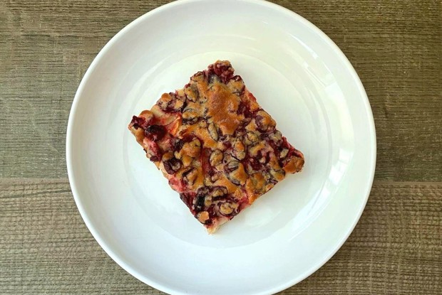 Пирог с пряной вишней и яблоками