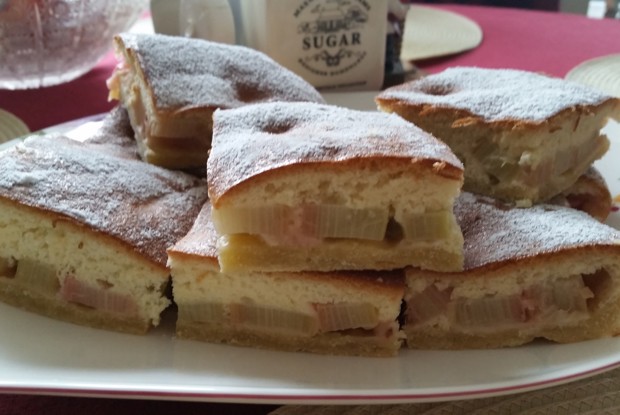 Пирог с рабарбаром (ревенем) и бисквитом