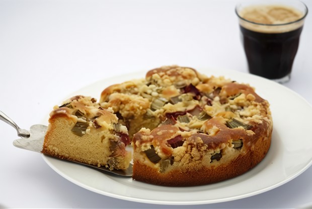 Пирог с ревенем и фундуком