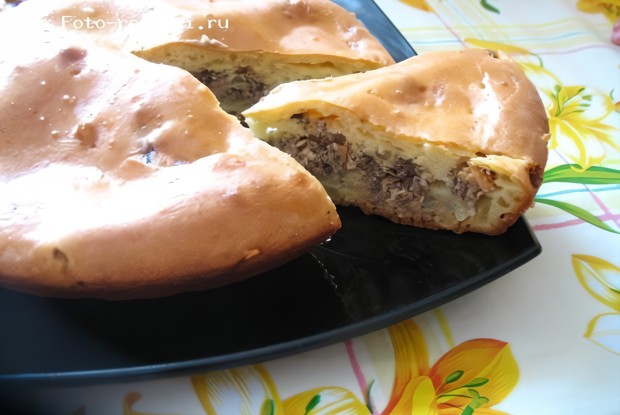 Пирог с рыбными консервами и картофелем на кефире с яйцами