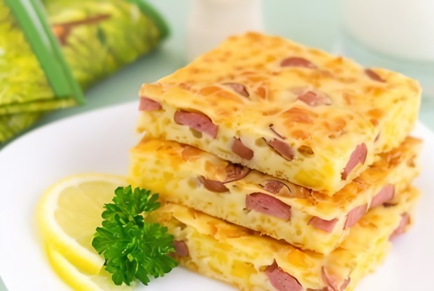 Пирог с сыром и сосисками