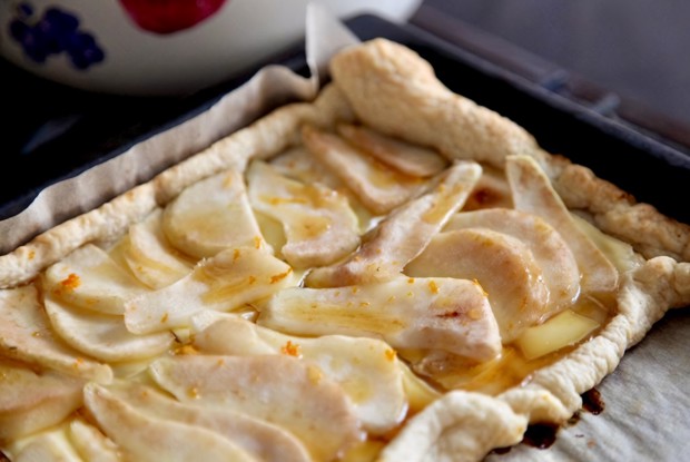 Пирог с сыром камамбер и грушей
