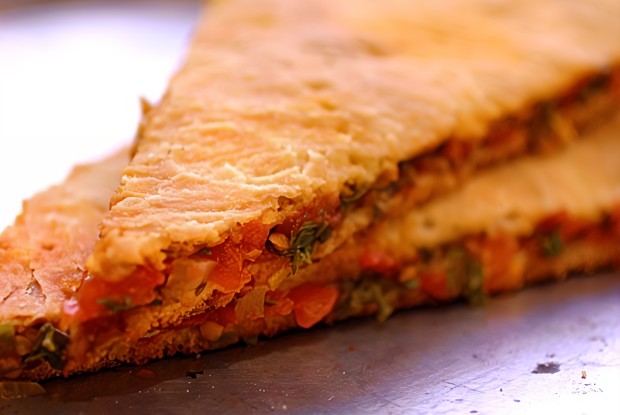 Пирог с томатами, луком и кинзой