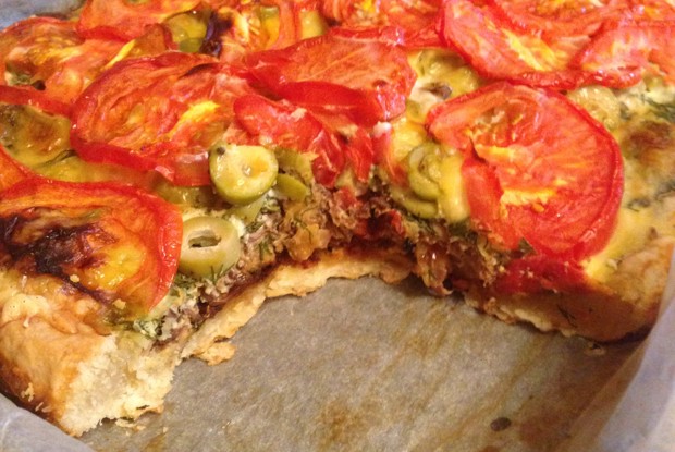 Пирог с тунцом, луком и помидорами