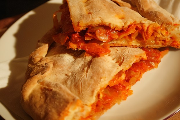 Пирог с тушеной капустой и острым перцем