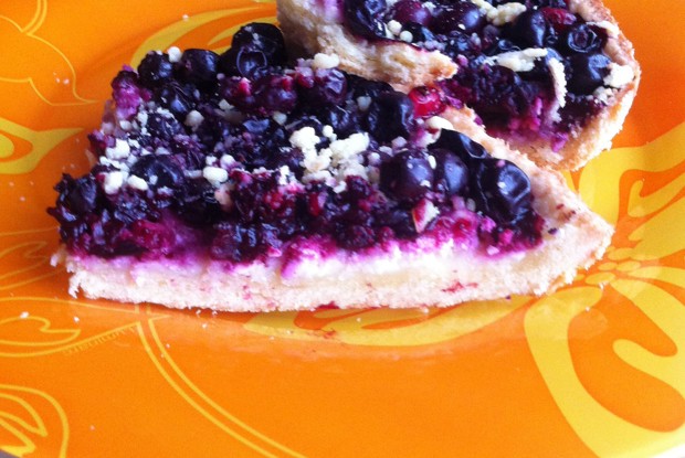 Пирог с творогом и черной смородиной