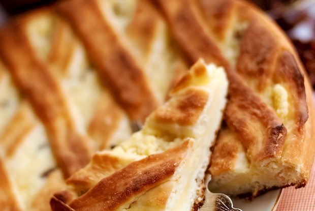 Пирог с творогом и изюмом