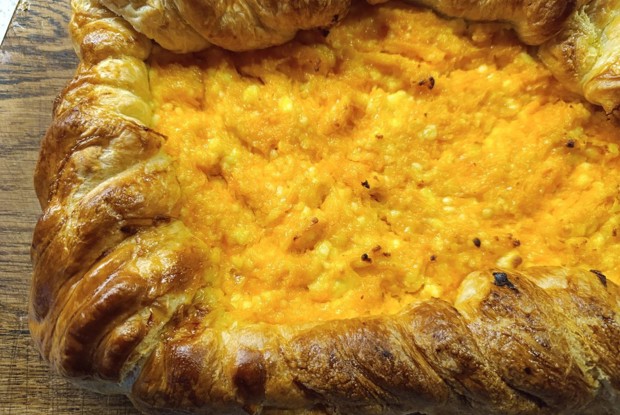Пирог из слоеного теста с творогом и тыквой