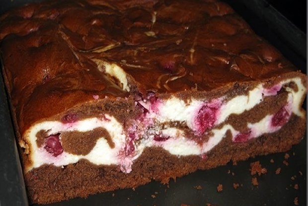 Пирог с творогом и вишнями