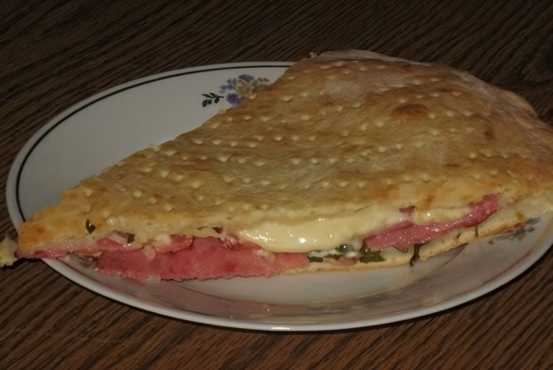 Пирог с творогом, сыром и салями «Кальцоне»