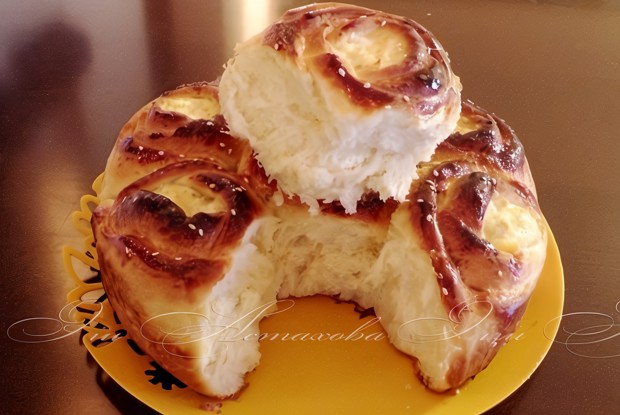 Пирог с творожными розами