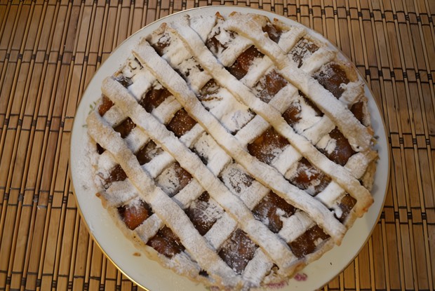 Пирог на ржаной муке с вареньем