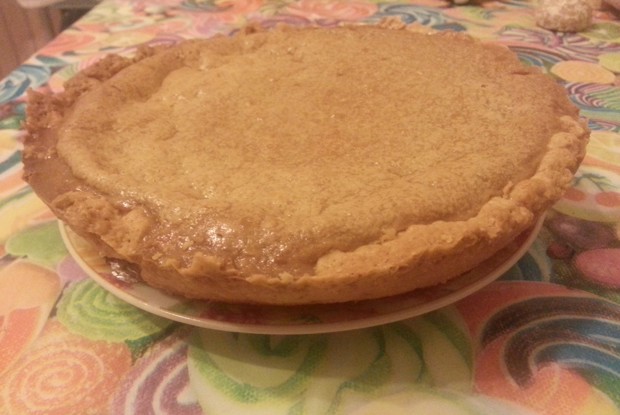 Пирог с вареной сгущенкой и сливками на творожном тесте