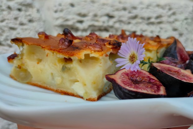 Пирог с виноградом и сыром дорблю