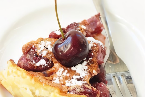 Пирог с вишней и миндалем