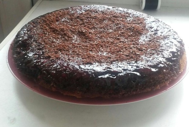 Пирог с вишней на коричневом сахаре