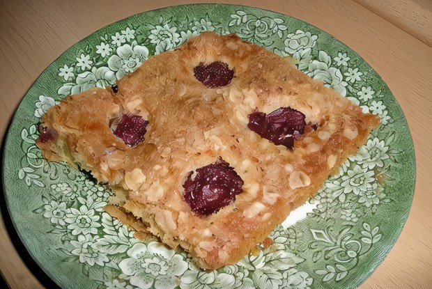 Пирог с вишней и овсяными хлопьями