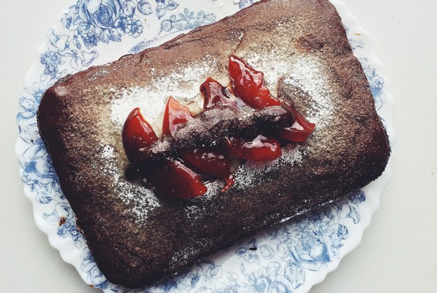 Пирог с вишней, шоколадом и орехами