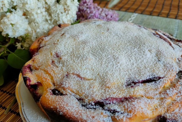 Пирог с вишней и творожным кремом