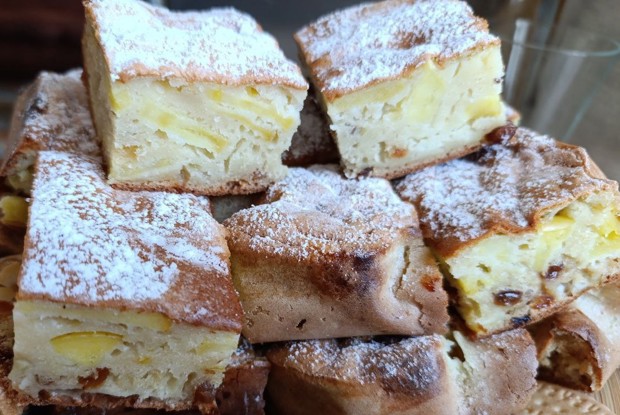 Пирог с яблоками и изюмом