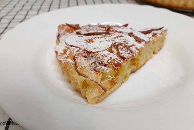 Пирог с яблоками на кефире