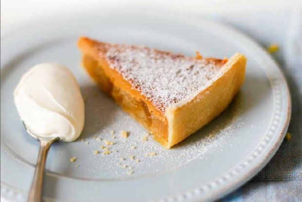 Пирог с яблоками, вареной сгущенкой и орехами