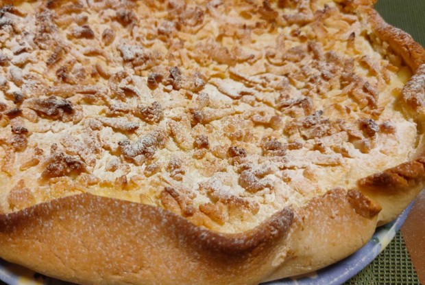 Пирог с заварным кремом и яблоками