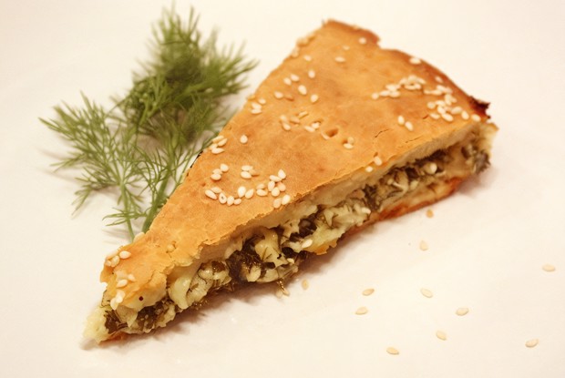 Пирог с зеленью и сыром