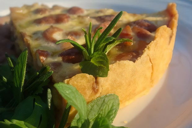 Пирог с зеленой фасолью и ветчиной