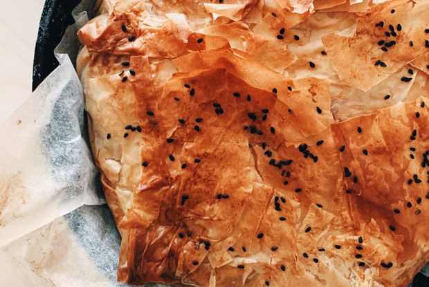 Пирог-шаверма из курицы с соусом из тхины и йогурта