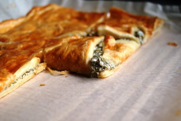 Пирог со щавелем и козьим сыром