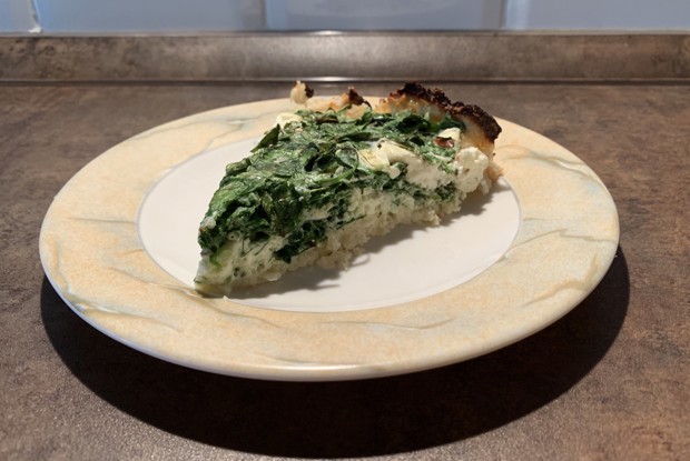 Пирог со шпинатом и фетой на тесте из цветной капусты