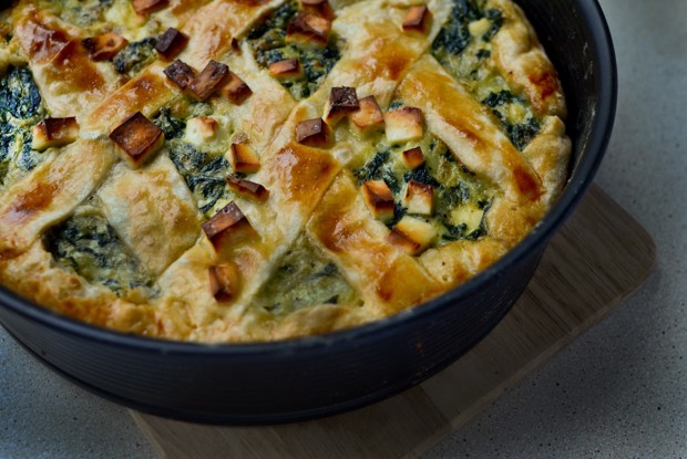 Пирог со шпинатом, картофелем, брынзой и яйцом