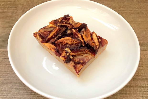 Пирог со сливами, бананами и яблоками