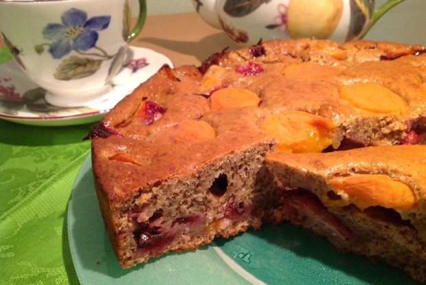 Пирог со сливами и абрикосами