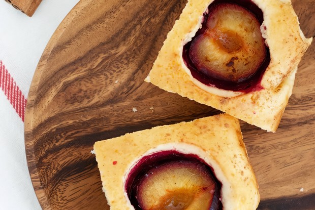 Пирог со сливами и корицей