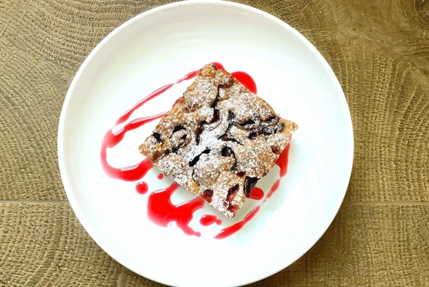 Пирог со сливами и виноградом