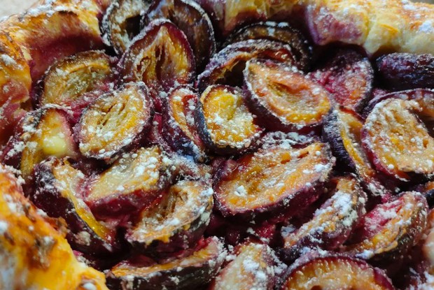 Пирог со сливами на слоеном тесте