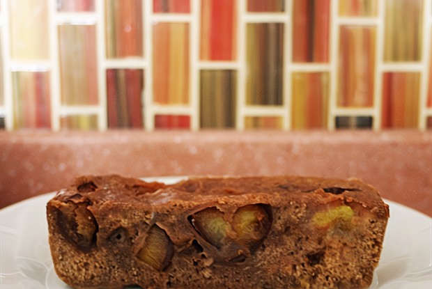 Пирог со сливой, изюмом и корицей